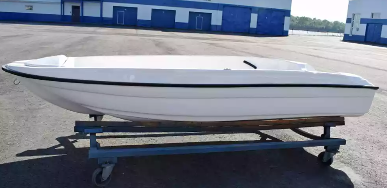 Стеклопластиковая лодка Пингвин (тримаран) в Ессентуках