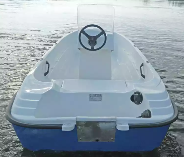 Стеклопластиковая лодка Пингвин с консолью (тримаран) в Ессентуках