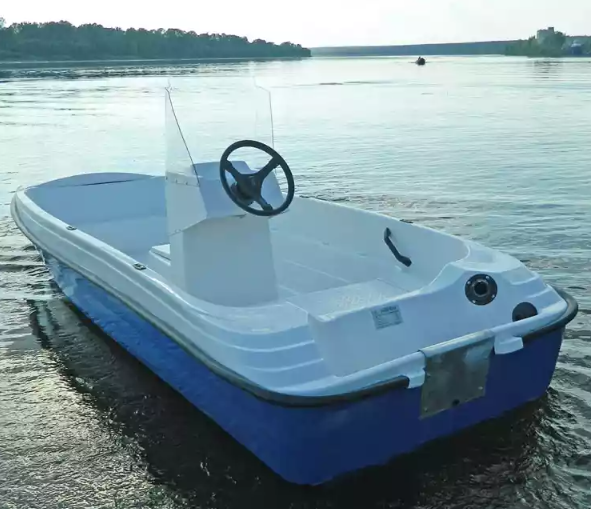 Стеклопластиковая лодка Пингвин с консолью (тримаран) в Ессентуках