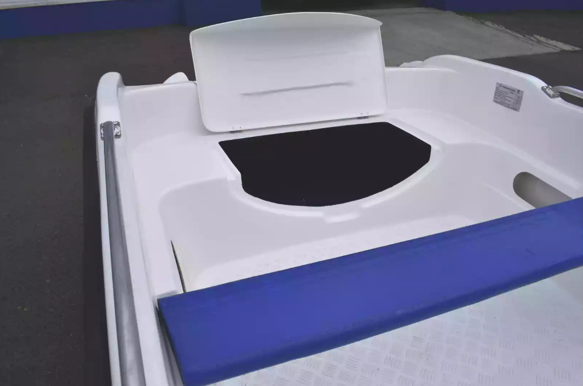 Стеклопластиковая лодка Пингвин New (тримаран) в Ессентуках