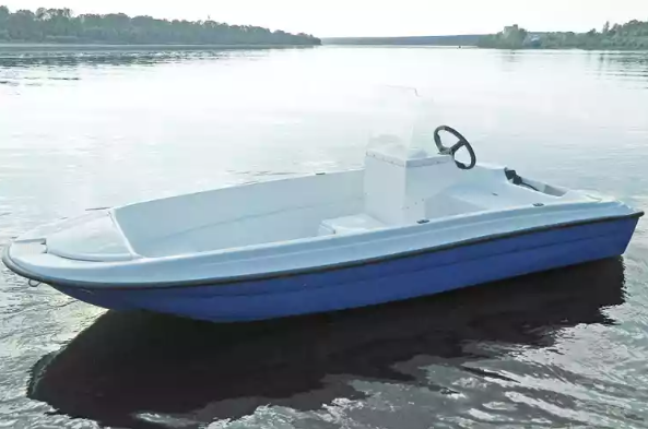 Стеклопластиковая лодка Пингвин с консолью (тримаран) в Ессентуках