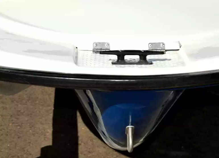 Стеклопластиковая лодка Пингвин с консолью (тримаран) в Ессентуках