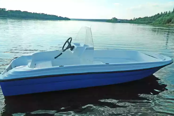 Стеклопластиковая лодка Пингвин с консолью (тримаран) в Ессентуках
