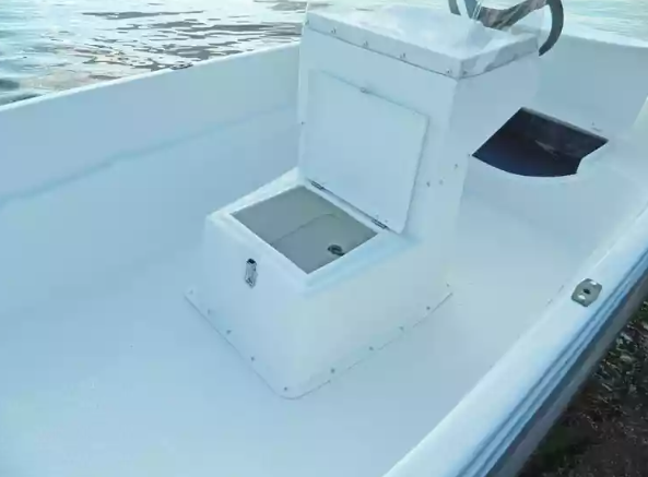 Стеклопластиковая лодка Пингвин с консолью (тримаран) в Ессентуках