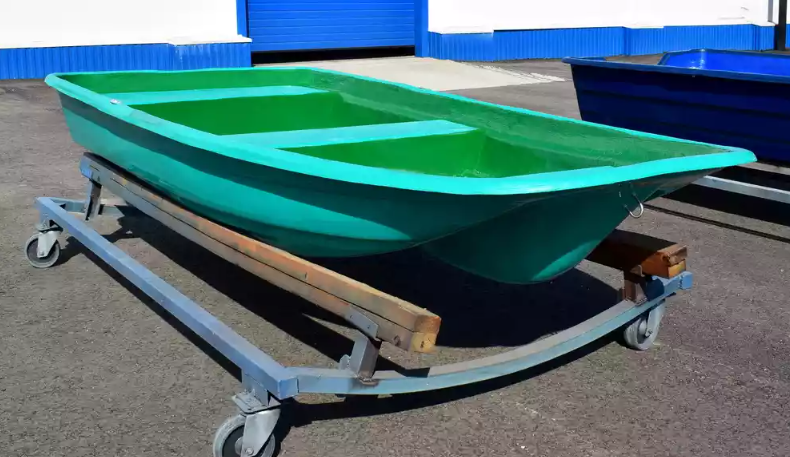 Стеклопластиковая лодка Старт (тримаран) в Ессентуках