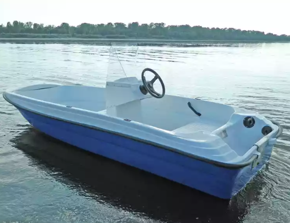 Стеклопластиковая лодка Пингвин с консолью (тримаран) в Ессентуках