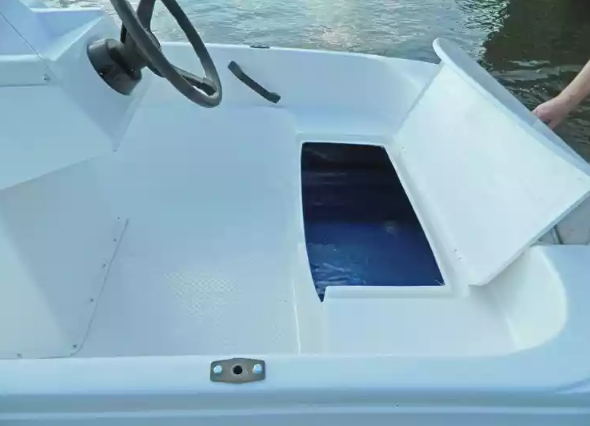 Стеклопластиковая лодка Пингвин с консолью (тримаран) в Ессентуках